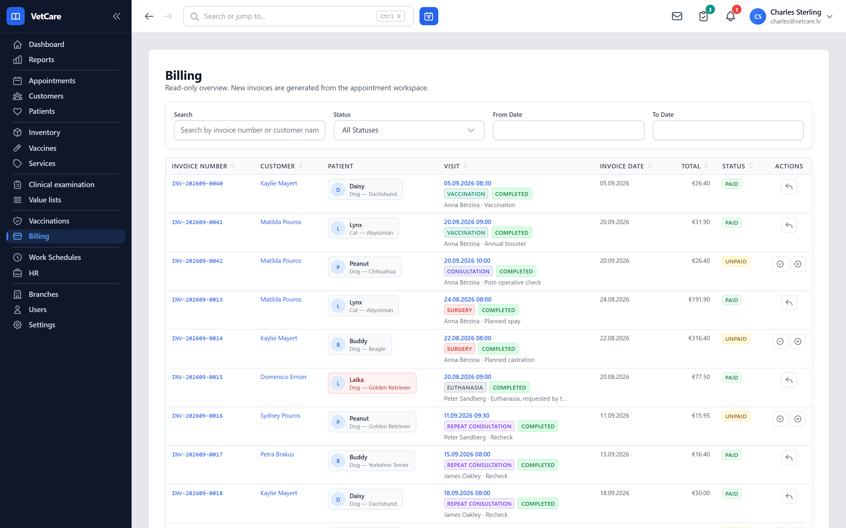 Invoice list with number, client, amount and payment status.